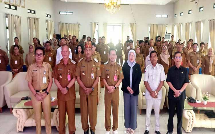 Usai pembukaan Forum Perangkat Daerah RKPD Kabupaten Barito Utara Tahun 2025, Wakil Ketua II DPRD, Ketua Komisi II dan Ketua Komisi III DPRD foto bersama dengan asisten dan para peserta, di aula BappedaLitbang.(foto: Dhani)