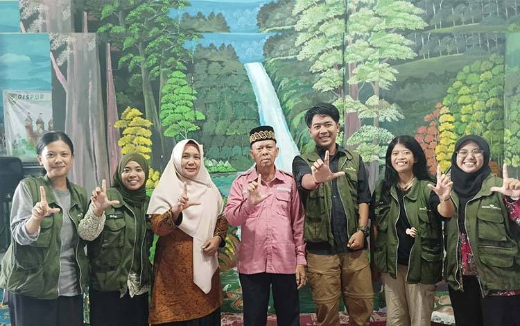 Kadis Pursip Seruyan Mulyadie foto bersama Pengajar Muda dari Program Indonesia Mengajar Angkatan XXVI. (Foto : Ist)