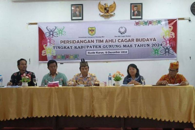 TACB Kabupaten Gumas yang terdiri dari Supariyatna, Mikhael Abraham Abel, Yudi Darma, Kristina Asie, dan Firion W Duling, saat melakukan persidangan tingkat kabupaten di Kuala Kurun. ANTARA/HO-Disbudpar Gumas