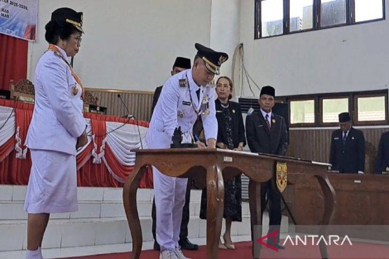 Bupati Gumas Jaya S Monong disaksikan Wakil Bupati Efrensia LP Umbing, unsur pimpinan DPRD, dan lainnya, menandatangani naskah persetujuan bersama saat rapat paripurna di Kuala Kurun. (ANTARA/Chandra)