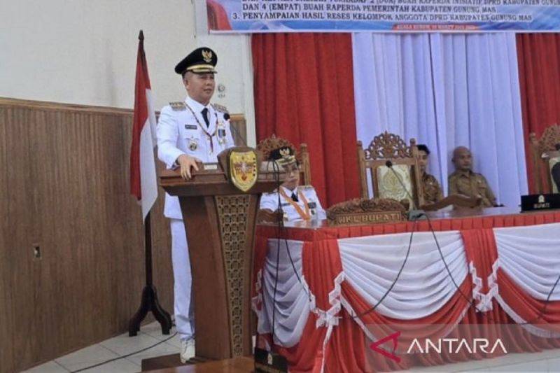 Bupati Gumas Jaya S Monong sampaikan visi misi saat rapat paripurna di Kuala Kurun. (ANTARA/Chandra)