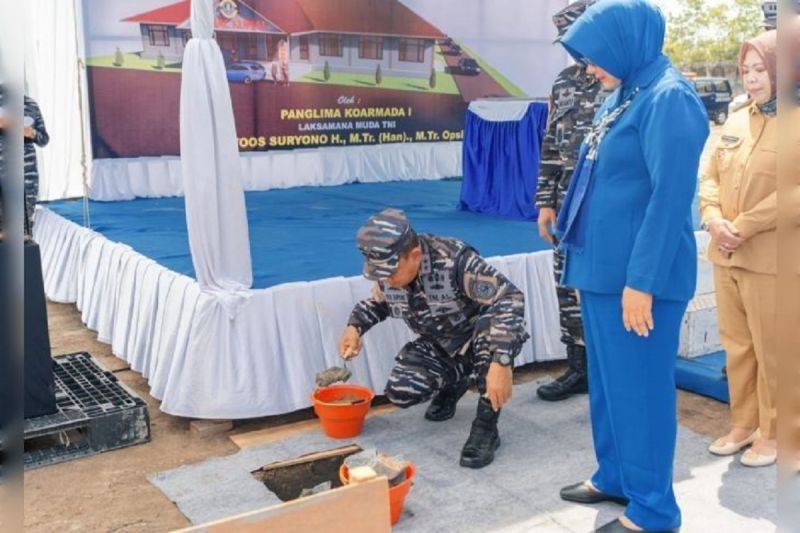 Dokumentasi - Panglima Komando Armada I (Pangkoarmada) I Laksamana Muda TNI Dr Yoos Suryono Hadi meletakkan batu pertama menandai dimulainya pembangunan Mako Lanal Kumai. ANTARA/HO-Lanal Kumai