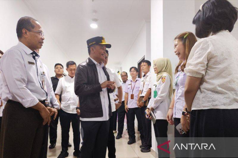 Gubernur Kalteng Agustiar Sabran berbincang dengan jajaran aparatur yang bertugas di RS Doris Sylvanus Palangka Raya, Rabu (12/3/2025). ANTARA/Muhammad Arif Hidayat
