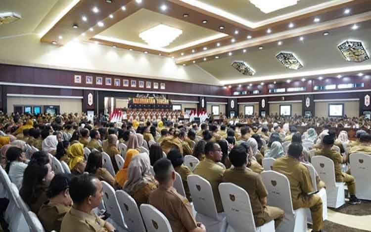 Seluruh Staf Ahli, Asisten, Kepala Perangkat Daerah, Kepala Biro, Pejabat Administrator, Pejabat Pengawas, dan Pejabat Fungsional Lingkup Pemprov Kalteng saat mengikuti pertemuan bersama Gubernur Kalteng H. Agustiar Sabran bersama Wakil Gubernur Kalteng H. Edy Pratowo. (FOTO: TOMI)