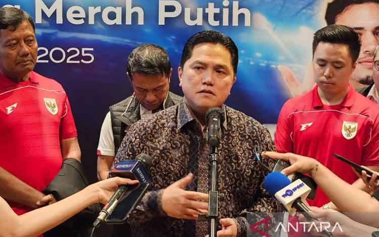 Ketua Umum PSSI Erick Thohir menjawab pertanyaan pewarta di Pacific Place, Jakarta, Kamis (27/2/2025). ANTARA/Rauf Adipati/pri. (ANTARA/RAUF ADIPATI)