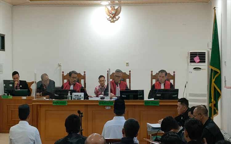 Suasana sidang Anton Kurniawan dan Muhammad Haryono (Foto : PATHUR)