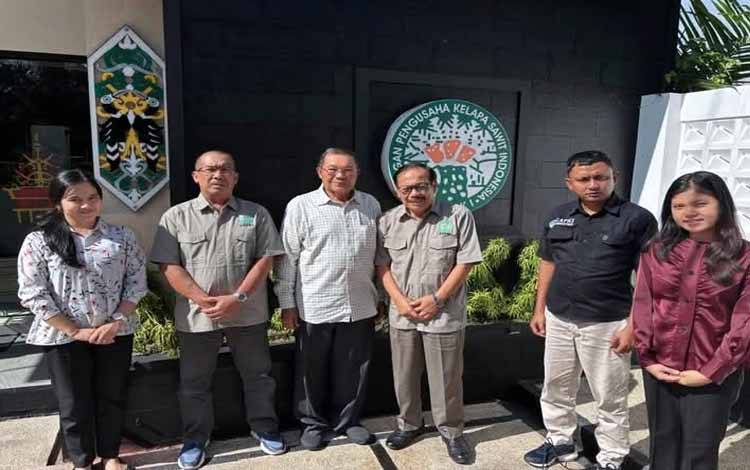 Mantan Wakil Gubernur Kalteng, H Achmad Diran (tiga dari kiri) didampingi Sekretaris Eksekutif GAPKI Cabang Kalteng, Rawing Rambang (tiga dari kanan) saat berkunjung.(FOTO: Istimewa)