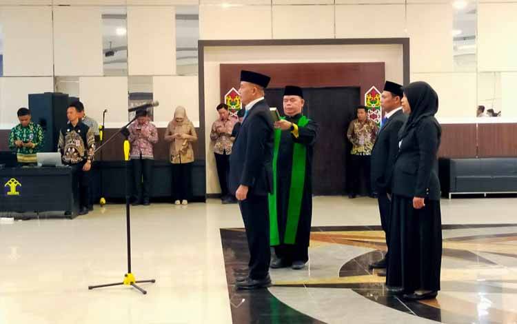 Suasana Pelantikan di Aula Mentaya Kementerian Hukum Kalimantan Tengah, Menteri HAM Natalius Pigai melantik pejabat tinggi pratama dan manajerial KemenHAM secara daring, Kamis 13 Maret 2025 (Foto : IST)