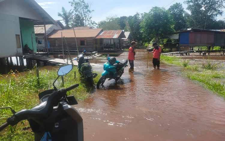 TRC BPBD Palangka Raya saat memantau debit air di Kelurahan Marang (Foto : IST