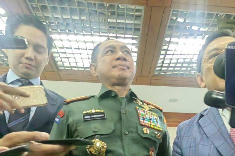 Panglima TNI Jenderal TNI Agus Subiyanto usai rapat kerja bersama Komisi I DPR RI di Kompleks Parlemen, Senayan, Jakarta, Kamis (13/3/2025). (ANTARA/Melalusa Susthira K.)