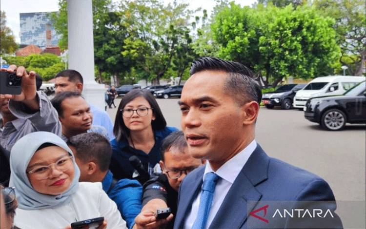 Ketua Umum Kadin Indonesia Anindya Novyan Bakrie menjawab pertanyaan wartawan saat dia ditemui di Kompleks Istana Kepresidenan, Jakarta, Jumat (7/3/2025). (ANTARA/Mentari Dwi Gayati.)