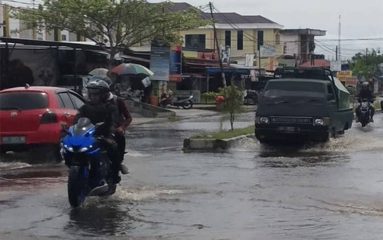 Aktivitas warga saat melewati Jalan Temanggung Tilung (Foto:Warga untuk Borneonews)