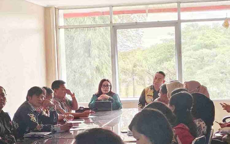 Plt. Kepala Biro Organisasi, Betri Susilawati dan Kepala Bagian RB dan Akuntabilitas, Yosias saat memberikan penjelasan terkait rencana RB di tahun 2025. (FOTO: KRISTIN)