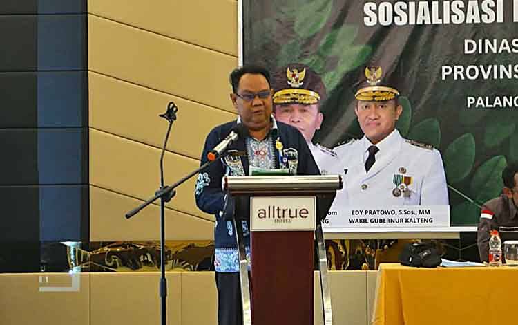 Sekretaris DLH Provinsi Kalteng Noor Halim saat membuka acara. (FOTO: IST)