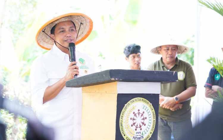 Menteri Kehutanan (Menhut) Raja Juli Antoni dalam kunjungannya di Karawang, Jawa Barat, Sabtu (15/3/2025). (ANTARA/HO/Kemenhut RI)