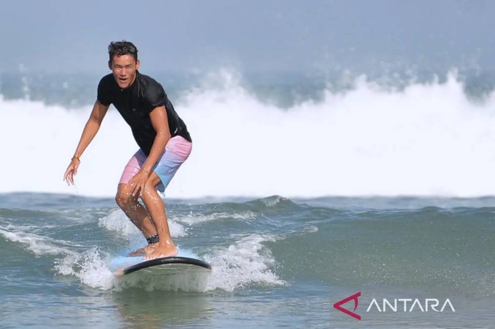 Arsip - Atlet selancar ombak Indonesia Rio Waida berselancar di Pantai Legian, Badung, Bali, Sabtu (13/7/2024). ANTARA FOTO/Fikri Yusuf/wpa.