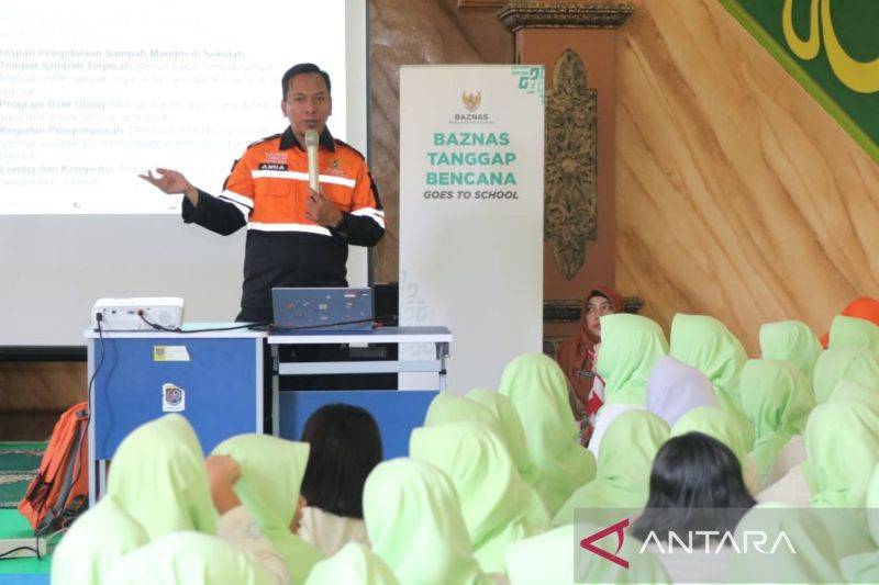 Relawan Baznas Tanggap Bencana (BTB) tengah memberikan pelatihan mitigasi bencana dalam kegiatan "BTB Goes to School Ramadhan 1446 H". (ANTARA/HO-Baznas RI)