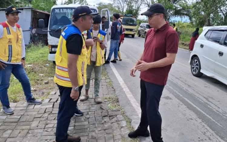 Kapala Bapperida Provinsi Kalteng Leonard S. Ampung berkoordinasi dengan Perwakilan Balai Jalan Nasional. (FOTO: IST)