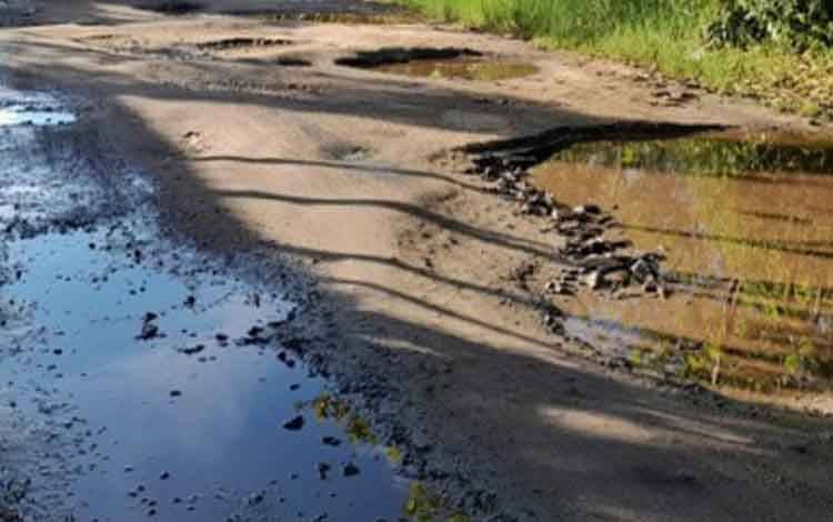 Kondisi Jalan berlubang di Palangka Raya. (FOTO: MARINI)