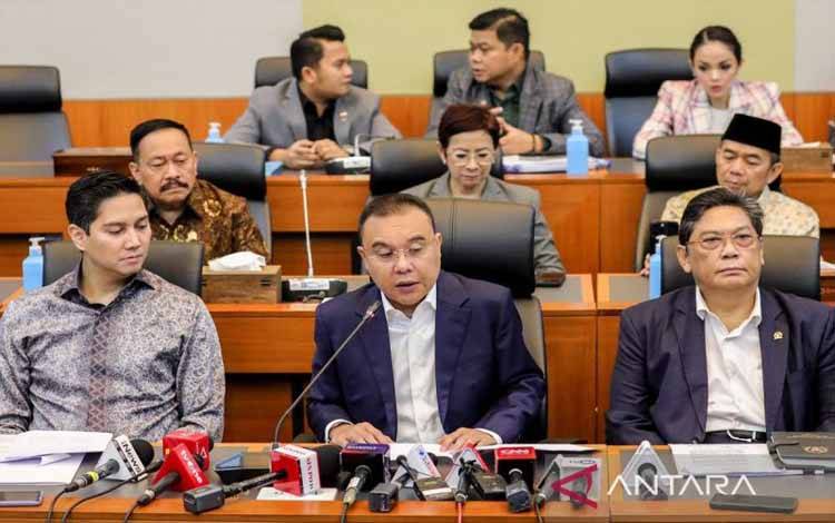 Wakil Ketua DPR Sufmi Dasco Ahmad (tengah) bersama Ketua Komisi I DPR Utut Adianto (kanan) dan Wakil Ketua Komisi I DPR Budisatrio Djiwandono (kiri) memberikan keterangan pers terkait revisi UU TNI di Kompleks Parlemen, Senayan, Jakarta, Senin (17/3/2025). Dalam keterangan pers tersebut DPR menegaskan bahwa revisi UU TNI hanya membahas tiga pasal yaitu mengenai kedudukan TNI, perpanjangan usia dinas, dan ruang jabatan sipil bagi prajurit aktif, serta pembahasan pasal-pasal tersebut tidak dilakuk