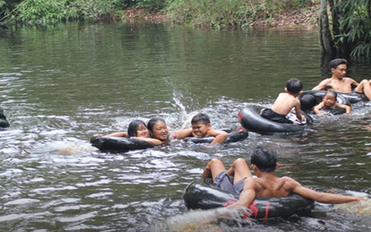 Aktivitas wisatawan di air hitam Sei Gohong. (Foto:MARINI)