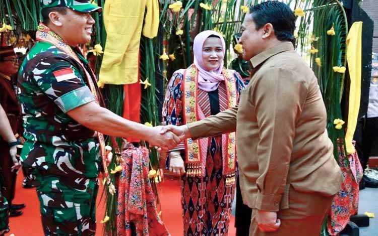 Wagub Kalteng, Edy Pratowo menyambut kedatangan Panglima Kodam XII Tanjungpura di Palangka Raya. (FOTO:FERY)