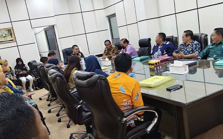 Sekertaris Daerah Kabupaten Pulang Pisau Tony Harisinta saat memimpin rapat penilaian Puskesmas, Selasa, 18 Maret 2025. (FOTO : RETHA)
