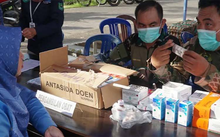 Kegiatan pengobatan gratis yang digelar Kodim 1011 Kuala Kapuas dalam rangka sambut HUT ke 51 Korem 102 Panju Panjung. (FOTO: IST)