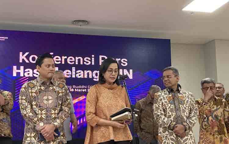 Menteri Keuangan (Menkeu) Sri Mulyani Indrawati dan jajarannya dalam konferensi pers di Kantor Direktorat Jenderal Pajak (DJP), Jakarta, Selasa (18/3/2025). ANTARA/Imamatul Silfia