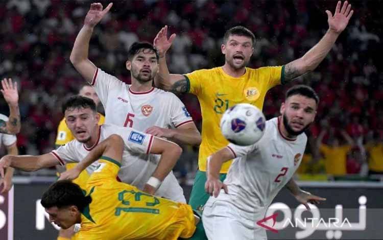 Pesepak bola Timnas Indonesia Sandy Walsh (ketiga kanan) dan Calvin Verdonk (kanan) berebut bola dengan pesepak bola Timnas Australia Cameron Burgess (kedua kanan) pada laga Grup C putaran ketiga Kualifikasi Piala Dunia 2026 Zona Asia di Stadion Utama Gelora Bung Karno, Senayan, Jakarta, Selasa (10/9/2024). ANTARA FOTO/Hafidz Mubarak A/sgd/tom/am