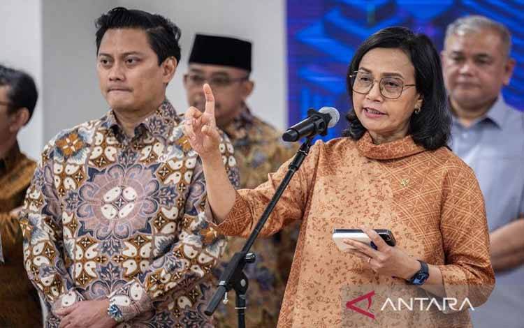 Menteri Keuangan Sri Mulyani Indrawati (kanan) didampingi Wakil Menteri Thomas Djiwandono (kiri) menjawab pertanyaan wartawan saat konferensi pers hasil lelang SUN di Kantor Direktorat Jenderal Pajak (DJP), Jakarta, Selasa (18/3/2025). ANTARA FOTO/Bayu Pratama S/nz/aa