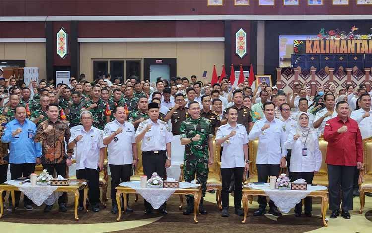 Wakil Bupati Seruyan, H. Supian foto bersama saat hadir pada Rakor Luas Tambah Tanam dan Sosialisasi Inpres No. 3 Tahun 2025 (Foto : Prokom Seruyan)
