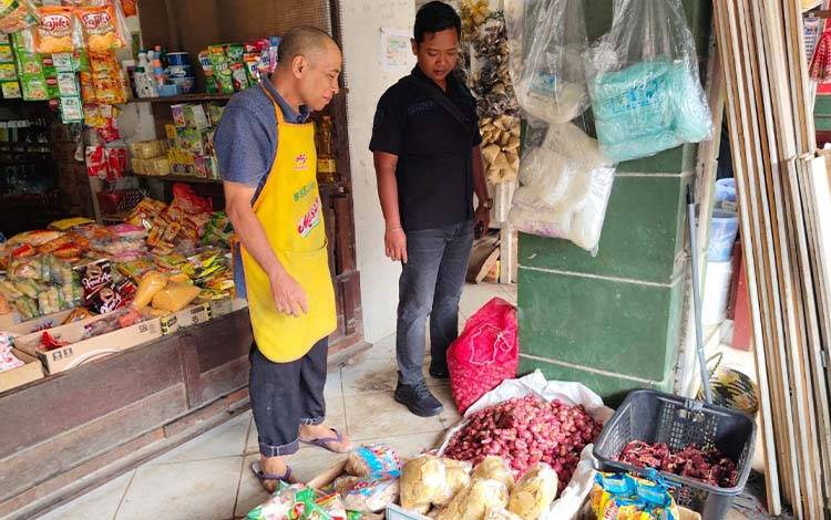 Personel Sat Intelkam Polres Seruyan saat melakukan monitoring sembako dan komoditi pangan lainnya di Pasar Kuala Pembuang. ( Foto : Ist)