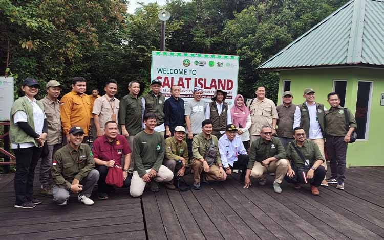 Kunjungan dari Menteri Kehutanan Raja Juli Antoni dan Dirjen KSDAE ke Pulau Salat pada Rabu, 19 Maret 2025. (FOTO: TESTI PRISCILLA)
