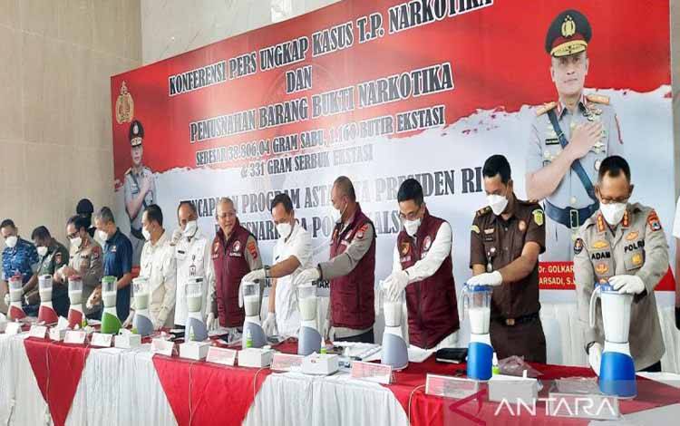 Kapolda Kalsel Irjen Pol Rosyanto Yudha Hermawan memimpin pemusnahan barang bukti narkoba di Mapolda Kalsel di Banjarbaru, Rabu (19/3/2025). (ANTARA/Firman)