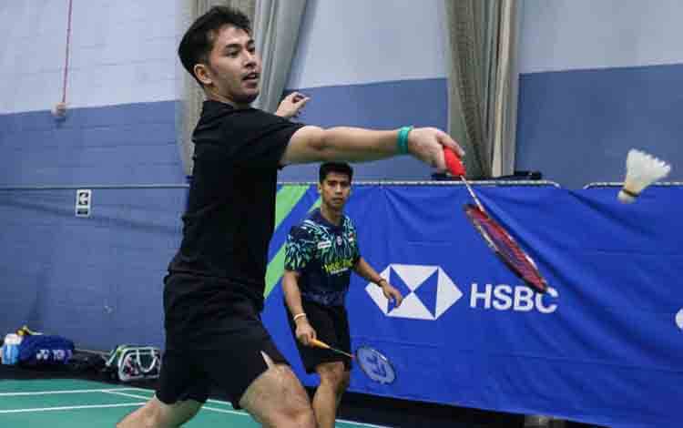 Ganda putra Indonesia Moh. Reza Pahlevi Isfahani (kiri) dan Sabar Karyaman Gutama (kanan) saat berlatih menjelang Super 1000 All England 2025 di Birmingham, Inggris, Minggu (9/3/2025). (ANTARA/HO-PBSI)