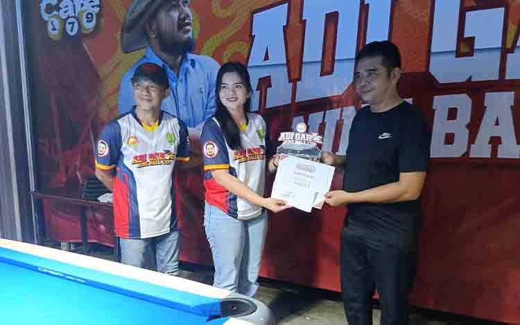 Rada Karuniani, istri Wakil Bupati Barito Timur Adi Mula Nakalelu, secara resmi menutup turnamen biliar Adi Garoe Nine Ball Cup, usai menyerahkan piala, piagam dan hadiah uang tunai kepada para pemenang, di Cafe 179 Tamiang Layang, Rabu, 19 Maret 2025. (FOTO: AGUSTINUS BOLE MALO)