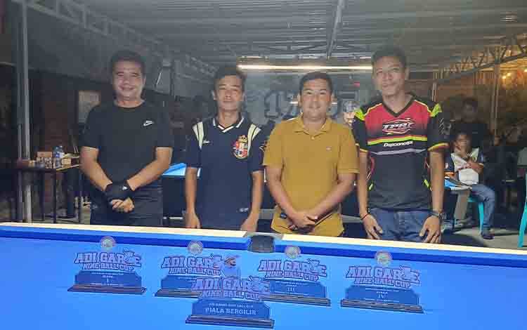 Para pemenang turnamen biliar Adi Garoe Nine Ball Cup, yang berlangsung selama tiga hari di Cafe 179 Tamiang Layang. (FOTO: AGUSTINUS BOLE MALO)