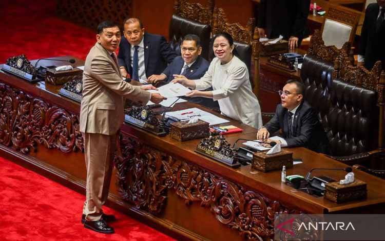 Menteri Pertahanan Sjafrie Sjamsoeddin (kiri) menyerahkan laporan pandangan pemerintah kepada Ketua DPR Puan Maharani (kedua kanan) disaksikan oleh Wakil Ketua DPR Sufmi Dasco Ahmad (kanan), Adies Kadir (ketiga kanan) dan Saan Mustopa (kedua kiri) pada Rapat Paripurna ke-15 DPR Masa Persidangan II Tahun Sidang 2024-2025 di Kompleks Parlemen, Senayan, Jakarta, Kamis (20/3/2025). Rapat Paripurna tersebut menyetujui Rancangan Undang-Undang tentang Perubahan atas Undang-Undang Nomor 34 Tahun 2004 te