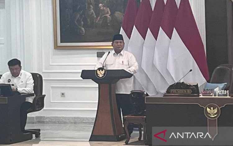 Presiden RI Prabowo Subianto memberikan pidato pengantar Sidang Kabinet Paripurna di Kompleks Istana Kepresidenan, Jakarta, Jumat (21/3/2025). ANTARA/Fathur Rochman