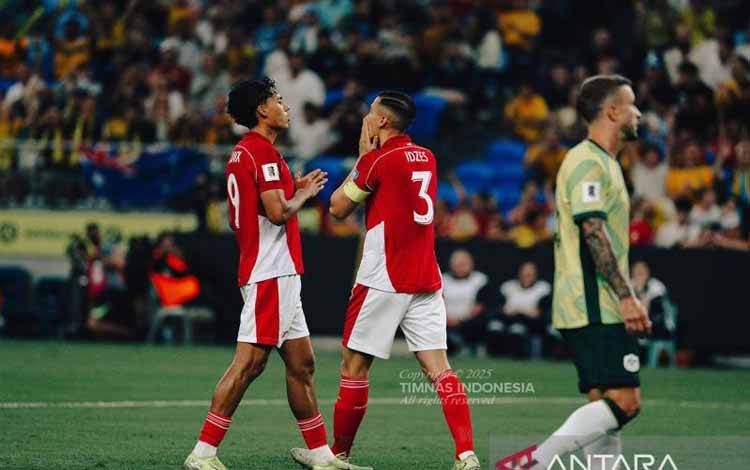 Dua pemain timnas Indonesia Rafael Struick (kiri) dan Jay Idzes (kanan) saat tampil melawan timnas Australia dalam laga ketujuh kualifikasi Piala Dunia 2026 Grup C di Stadion Sepak Bola Sydney, Kamis (20/3/2025). Laga ini dimenangkan Australia dengan skor 5-1. (ANTARA/HO-PSSI)