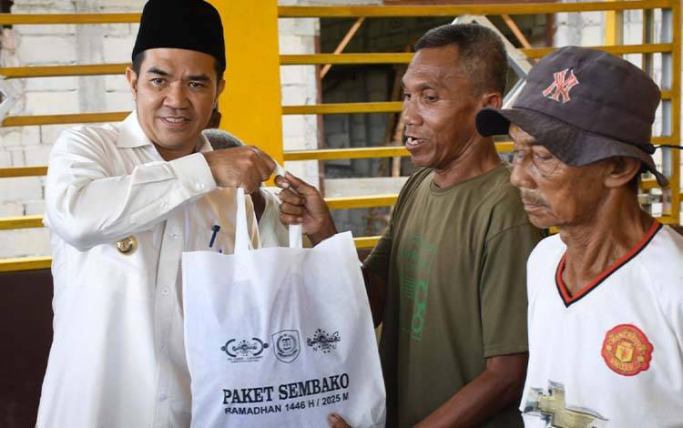 Bupati Pulang Pisau Ahmad Rifa'i saat salurkan bantuan sembako di Desa Hanjak Maju, Jumat, 21 Maret 2025. (FOTO: RETHA)