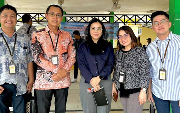 Sekretaris Komisi III DPRD Kota Palangka Raya, Rana Muthia Oktari (tengah).