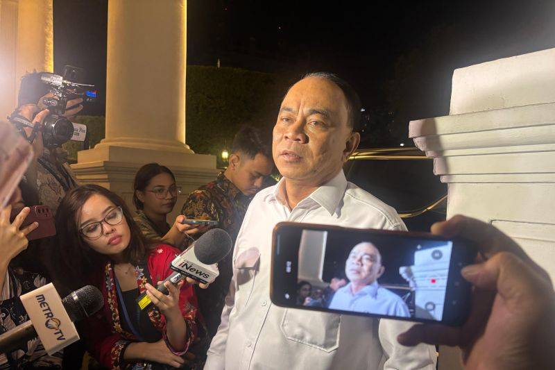 Menteri Koperasi Budi Arie Setiadi saat menyampaikan keterangan seusai menghadiri Sidang Kabinet Paripurna di kompleks Istana Kepresidenan, Jakarta, Jumat (21/3/2025). (ANTARA/Genta Tenri Mawangi)