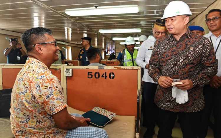 Menteri Perhubungan, Dudy Purwagandhi (kanan) meninjau sarana dan prasarana transportasi di Makassar, Sulawesi Selatan. ANTARA/HO-Humas Kemenhub