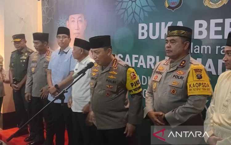 Kapolri Jenderal Listyo Sigit Prabowo (ketiga kanan) memberikan keterangan di Medan, Sabtu (22/3/2025) malam. ANTARA/M. Sahbainy Nasution