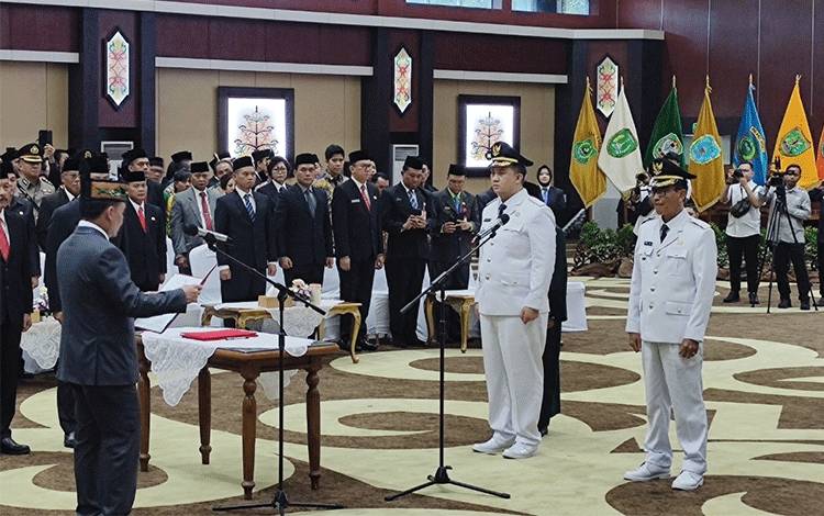 Gubernur Kalimantan Tengah (Kalteng), Agustiar Sabran mengambil sumpah janji Pasangan Rizky Aditya Putra - Abdul Hamid di Aula Jayang Tingang, Senin, 24 Maret 2025. (FOTO: HERMAWAN)