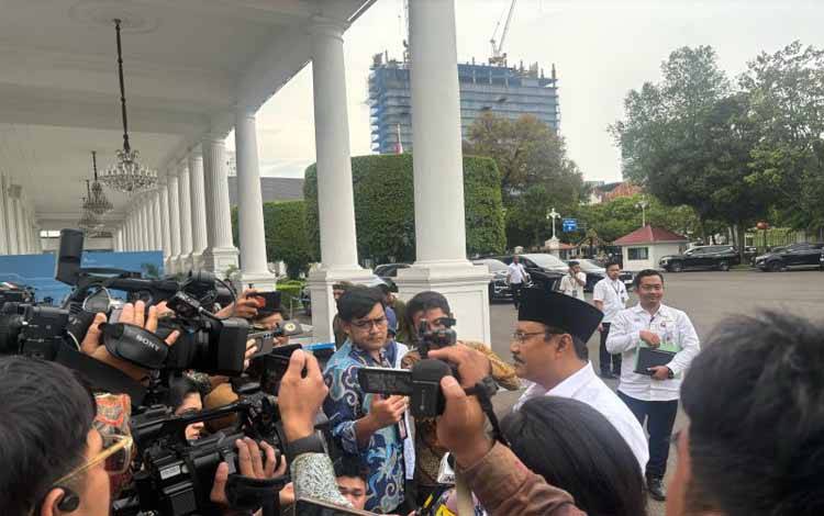 Menteri Sosial Saifullah Yusuf saat ditemui di Istana Kepresidenan Jakarta, Senin (24/3/2025). ANTARA/Genta Tenri Mawangi