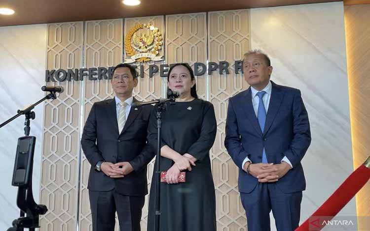 Ketua DPR RI Puan Maharani bersama Wakil Ketua DPR RI Adies Kadir dan Wakil Ketua DPR RI Saan Mustopa di kompleks parlemen, Jakarta, Selasa (25/3/2025). ANTARA/Melalusa Susthira Khalida