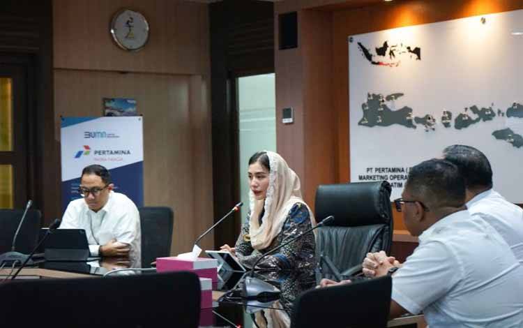 Anggota Komisi VII DPR RI Novita Hardini (kedua kiri) saat kunjungan kerja ke PT Pertamina Patra Niaga Regional Jawa Timur, Bali, dan Nusa Tenggara di Surabaya, Senin (24/3/2025). ANTARA/HO-DPR RI